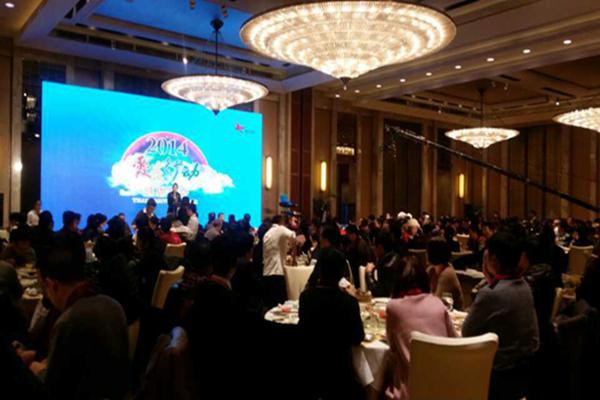 
2014年12月，洪汉义在杭州工商团契年会为主作见证。